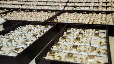 Дерзкий злоумышленник вырвал из рук продавца-консультанта лотки с золотыми украшениями общей стоимостью около 2 миллионов рублей