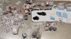 «Думал, это стекло»: в Шереметьево задержали иностранца с 14 тысячами топазов и гранатов на 10 млн рублей