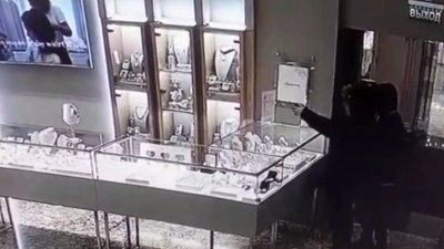 В Иркутске двое несовершеннолетних с игрушечным пистолетом совершили "разбойное нападение" на ювелирный магазин