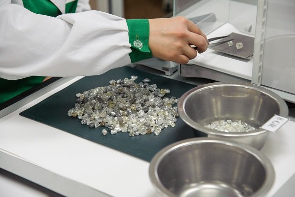Минфин РФ  на открытом аукционе реализовал из Госфонда России природные драгоценные алмазы на сумму более 139 млн долларов США