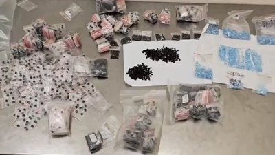 «Думал, это стекло»: в Шереметьево задержали иностранца с 14 тысячами топазов и гранатов на 10 млн рублей