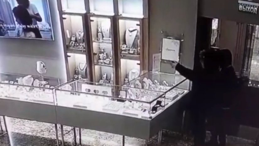 В Иркутске двое несовершеннолетних с игрушечным пистолетом совершили "разбойное нападение" на ювелирный магазин