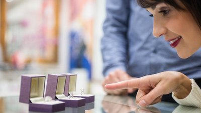 Аналитика: Сколько россияне тратят на ювелирные украшения и сколько изделий из золота и серебра производят в России