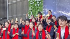 21-летний владелец ювелирной сети из Китая наградил сотрудников золотыми слитками