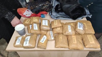 Таможня задержала двух пассажирок, перевозивших под одеждой 13,5 кг золотых украшений