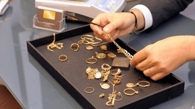В Красноярске полицейские задержали работника ломбарда, подозреваемого в мошенничестве почти на 1 миллион рублей
