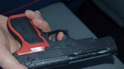 Злоумышленник с игрушечным пистолетом пытался ограбить 2 ювелирных салона