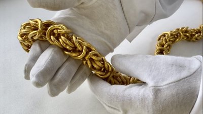 Пассажира с четырехкилограммовой золотой цепью задержали кольцовские таможенники