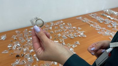 Минераловодские таможенники обнаружили у пассажирки 500 незадекларированных украшений