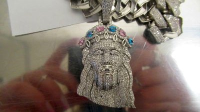 Незаконный ввоз ювелирных украшений пресекли таможенники в аэропорту Пулково