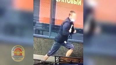 В Красноярске полицейские по горячим следам задержали подозреваемого в хищении золотых украшений