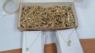 Драгоценности на 56 млн рублей обнаружили сочинские таможенники у пассажирки из Турции