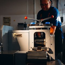 «585*Золотой» раскрывает производственные секреты: сеть запустила проект-экскурсию по собственному заводу