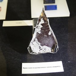 «Мы сварили изумруд»: искусственные кристаллы выставили в краеведческом