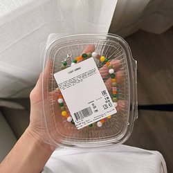 «Оливье», которое всегда с тобой: Российский бренд выпустил колье в виде главного новогоднего салата