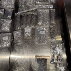 Таможенники Шереметьево пресекли масштабную попытку контрабанды серебряных изделий