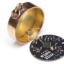 Энтузиаст создал ювелирное изделие в виде цифровой подвески с имитацией жидкости