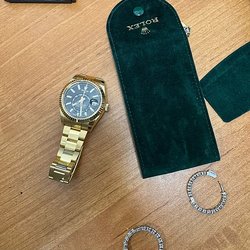 В аэропорту Сочи с прилетевшей из Стамбула пассажирки сняли Rolex и Cartier на 7 млн рублей