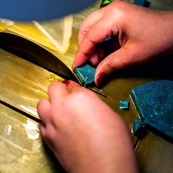 Калининградский комбинат Ростеха запустит винтажную коллекцию украшений из цветного янтаря