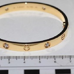 Незадекларированные ювелирные украшения Cartier на 1,5 млн рублей обнаружили сотрудники Шереметьевской таможни в багаже россиянина
