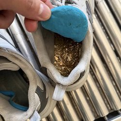 Золотые стельки: в Благовещенске иностранец пытался вывезти в кроссовках драгметаллы на 2,5 млн рублей