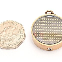 Энтузиаст создал ювелирное изделие в виде цифровой подвески с имитацией жидкости