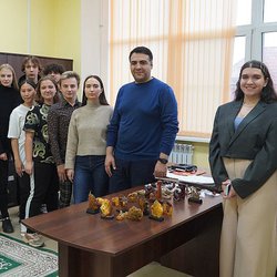 На Янтарном комбинате обучили обрабатывать балтийский самоцвет студентов из Екатеринбурга