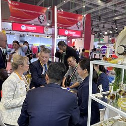 Янтарный комбинат Ростеха представил возможности несырьевого экспорта на выставке в Китае