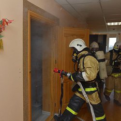 Для тушения пожара на Янтарном комбинате было задействовано пять единиц спецтехники