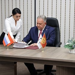 Янтарный комбинат Ростеха подписал соглашение о намерениях с предприятием Китая