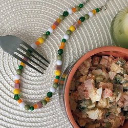 «Оливье», которое всегда с тобой: Российский бренд выпустил колье в виде главного новогоднего салата