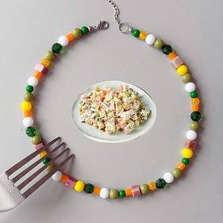 «Оливье», которое всегда с тобой: Российский бренд выпустил колье в виде главного новогоднего салата