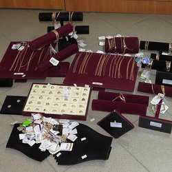 Свердловские полицейские задержали преступную группу, совершившую налеты на ювелирный магазин и банк