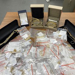 Сотрудники Шереметьевской таможни обнаружили в багаже пассажирки из ОАЭ более 140 незадекларированных украшений