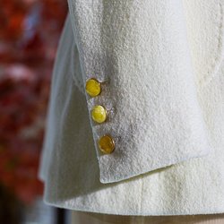 Янтарный комбинат Ростеха выпустил одежду из солнечного камня