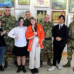 Юные художники и ювелиры Тынды передали письма бойцам СВО