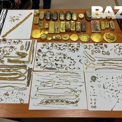 В аэропорту Махачкалы задержали пассажира, который пытался провезти у себя под одеждой 28 килограммов золота