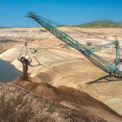 Гигантский ковш-семитонник Янтарного комбината стал экспонатом подводного парка