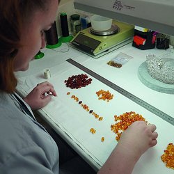 66 янтарных бусин украсили корону победительницы конкурса «Мисс и Миссис Калининград 2024»