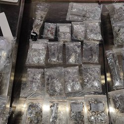 Таможенники Шереметьево пресекли масштабную попытку контрабанды серебряных изделий