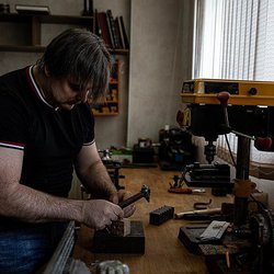 История экстравагантного ювелира: он делает и продает украшения стоимостью в миллионы рублей