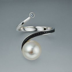 «Carpe Diem» от Инны Ческидовой: Инновационная керамика в оправе из бриллиантов»