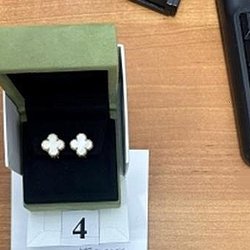 С Cartier в «зелёный» коридор: в Сочи задержали контрабандистку из ОАЭ