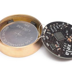 Энтузиаст создал ювелирное изделие в виде цифровой подвески с имитацией жидкости