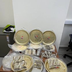 Шереметьевские таможенники обнаружили у пассажира из Дели свыше 2 тыс. незадекларированных ювелирных изделий и предметов посуды