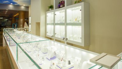 Торговая витрина ювелирного салона. Работа с большим количеством украшений. Выделяем композиционный центр и создаем фокусные точки
