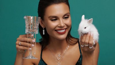 Стартовала новогодняя рекламная кампания Бронницкий Ювелир в стилистике «Алиса в стране чудес»