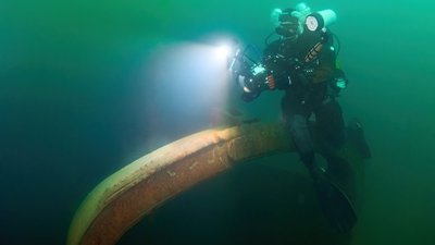 Гигантский ковш-семитонник Янтарного комбината стал экспонатом подводного парка