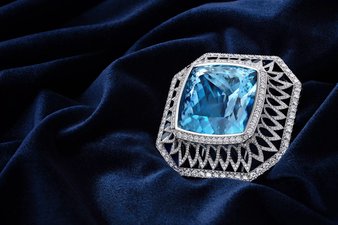 Реплика Фаберже от CHAMOVSKIKH: наследие Романовых оживает в новой броши