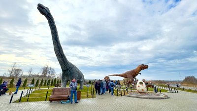 Динозавры на смотровой Приморского карьера проснулись после зимней спячки